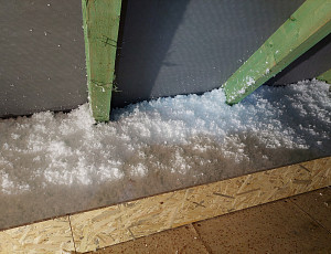 Zateplení stropu rodinného domu pomocí foukané izolace